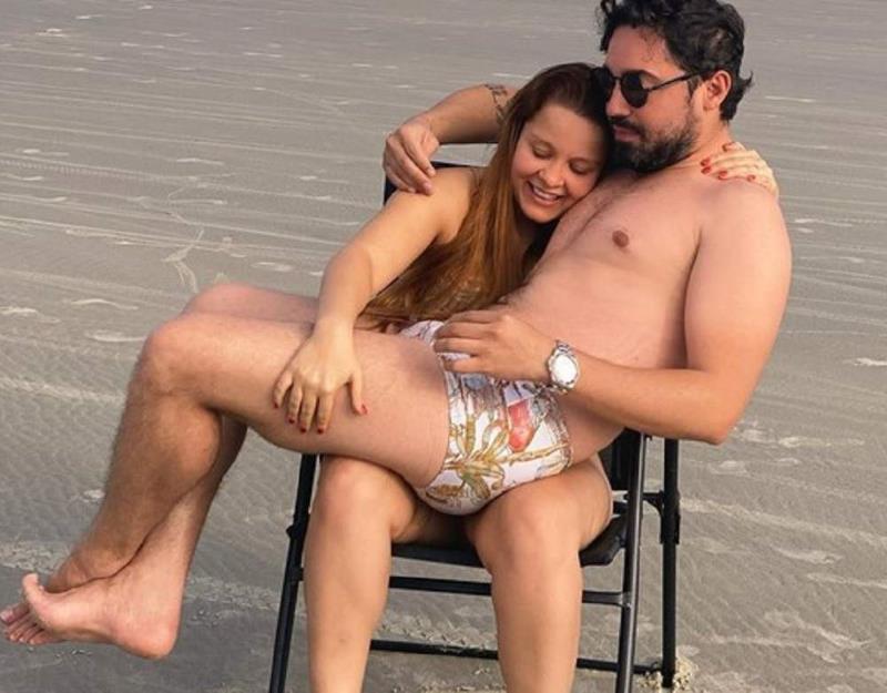 Sertanejos Maiara e Fernando reatam namoro e postam foto divertida na praia. (Foto: Reprodução/Instagram)