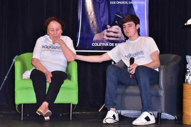 Filho de Gugu Liberato, João Augusto ao lado da mãe do apresentador no lançamento da campanha 'Gugu Vive'
