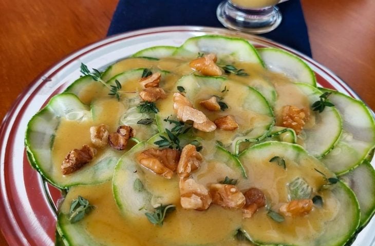 Carpaccio de abobrinha com molho de mostarda