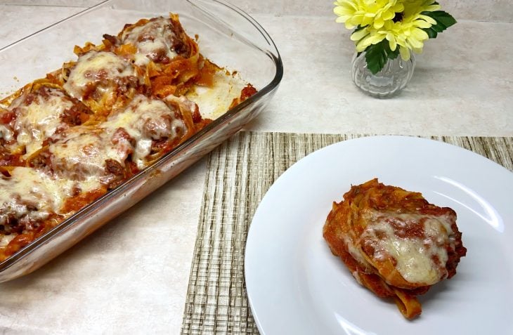 Macarrão recheado com carne moída e bacon