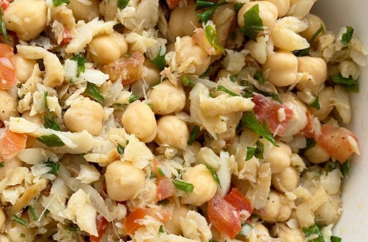 Salada de grão-de-bico com bacalhau